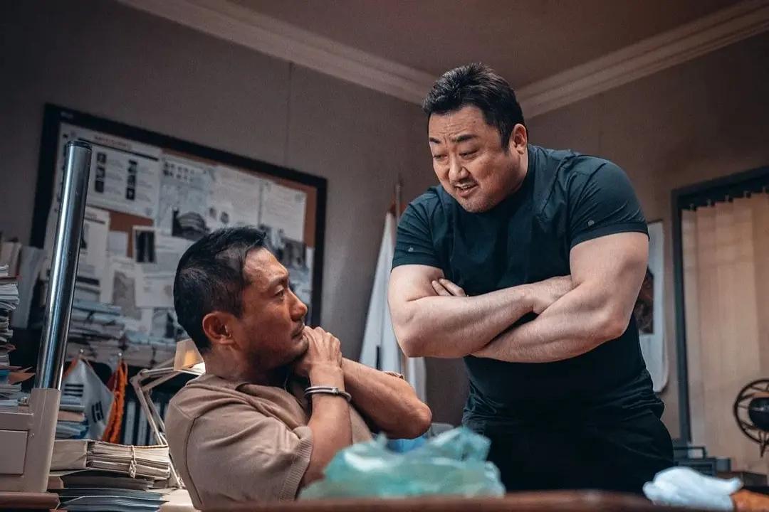 马东锡是备受观众喜爱的韩国演员,他出演的电影多数以动作,犯罪,喜剧