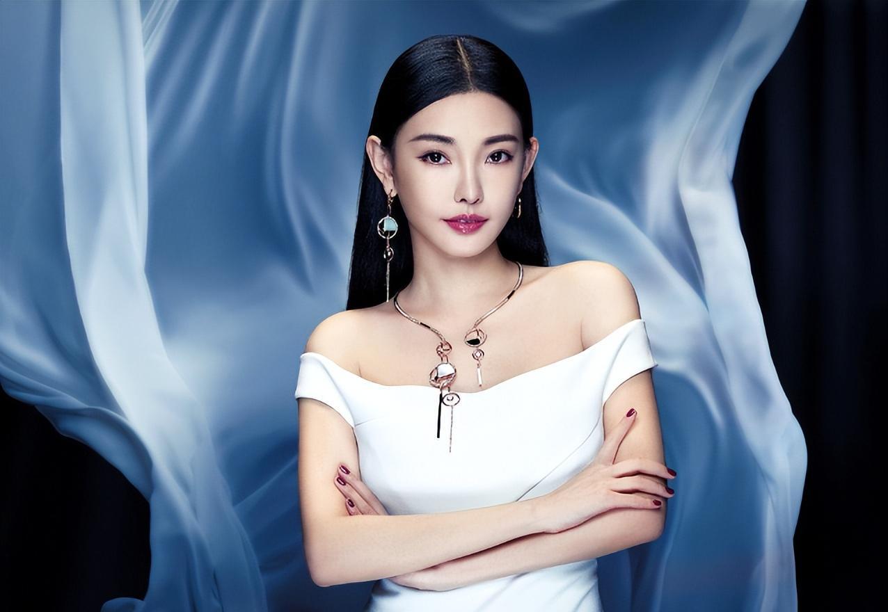 从大二妹子到娱乐圈巨星 童菲,娱乐圈的一颗璀璨之星,她的故事就像一