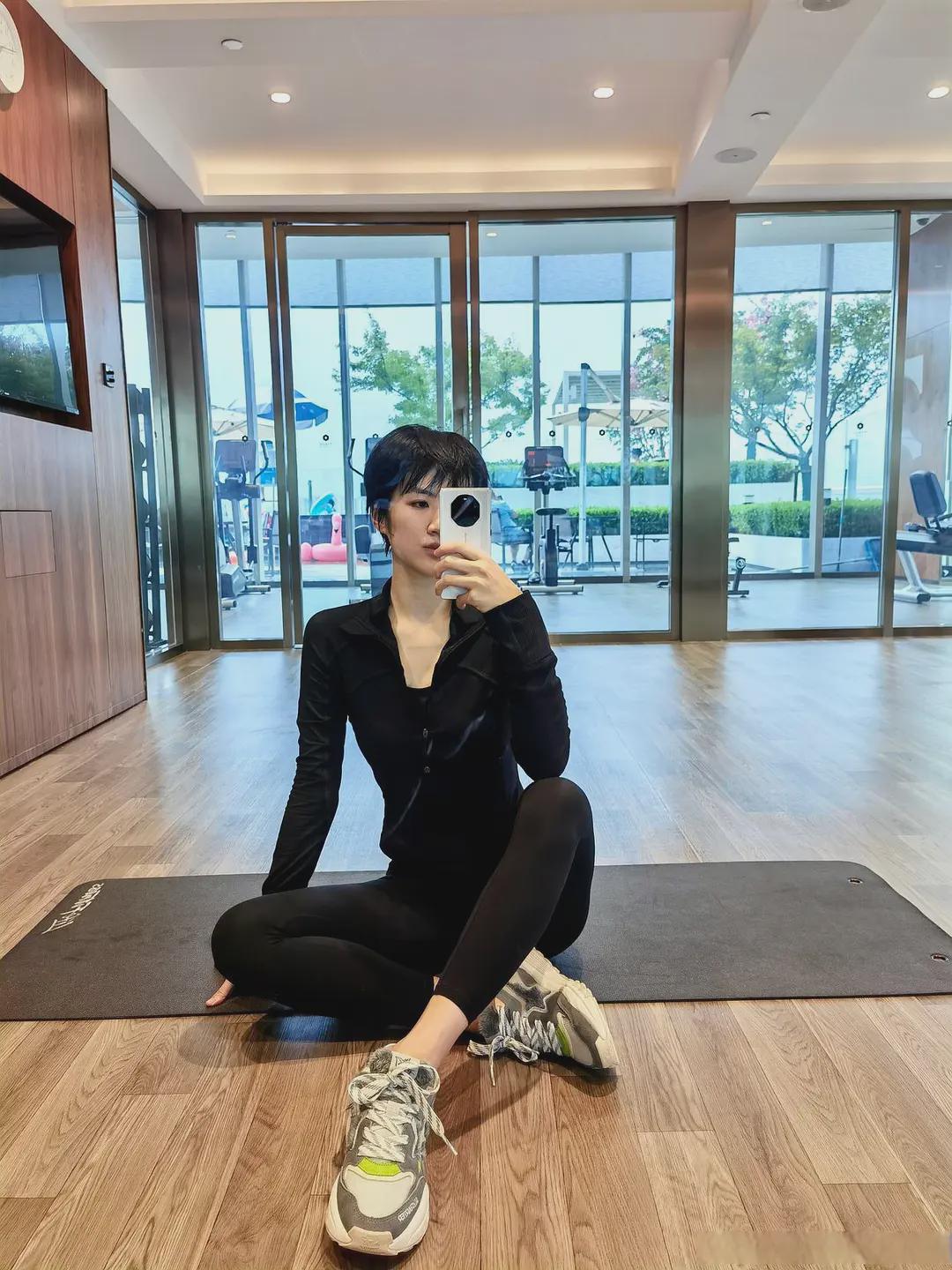 男性化,她本人清秀知性,颜值在普通人之上,身高大约175再加上是短发