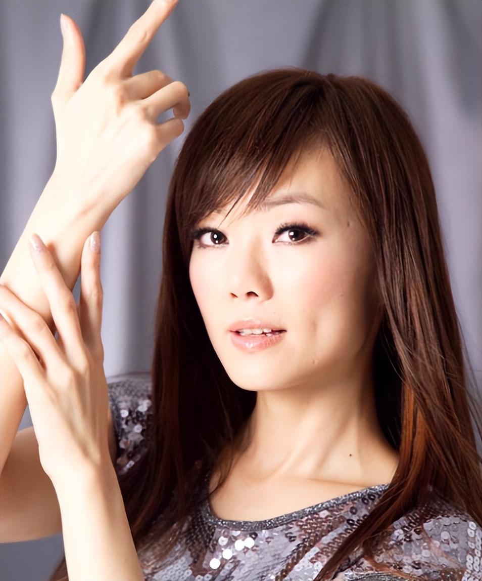 谢金燕:坚持与勇气的力量 谢金燕,一位台湾省的著名艺人,出生于1974年