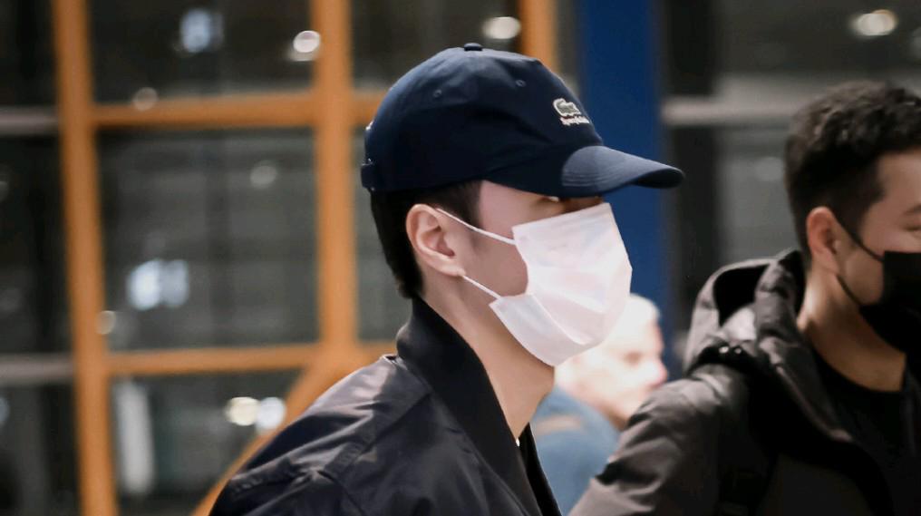 酷盖王一博巴黎行 王一博穿着lacoste外套搭配棒球帽和牛仔裤,搭配