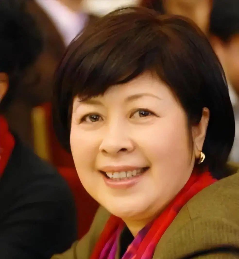 然而,王京花在橙天娱乐的经营中出现了问题,她对旗下艺人的掌控过于
