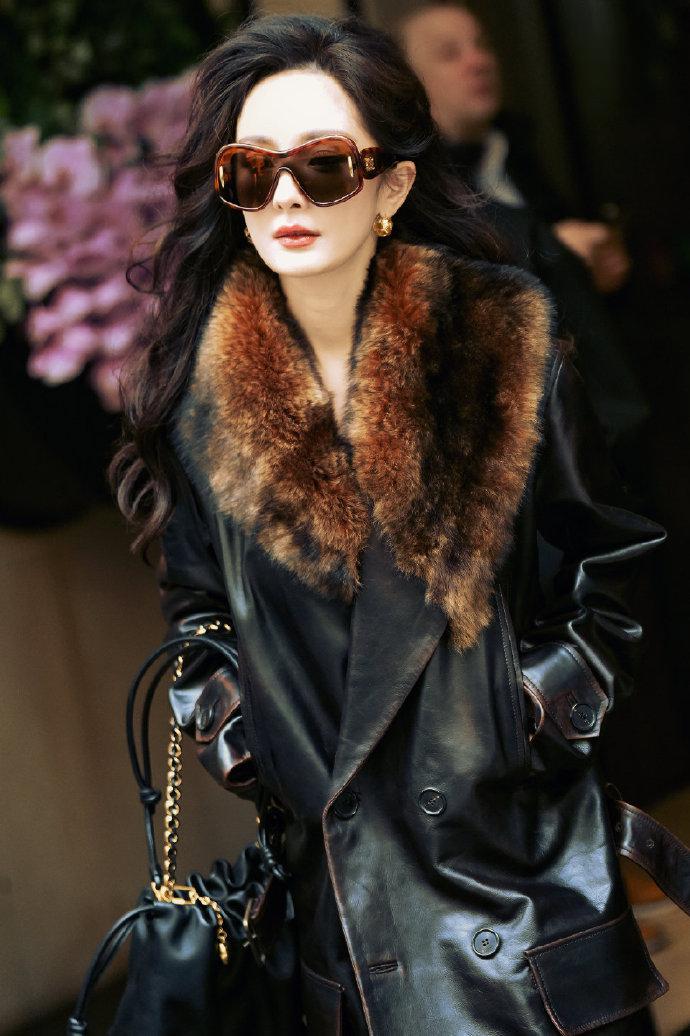 杨幂巴黎时装周气场全开,女总裁范惊艳全场!