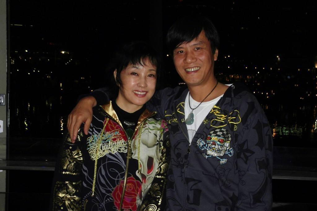 阿峰与刘晓庆:情深缘浅,娱乐圈的冷暖自知 阿峰与刘晓庆,这对曾经轰动