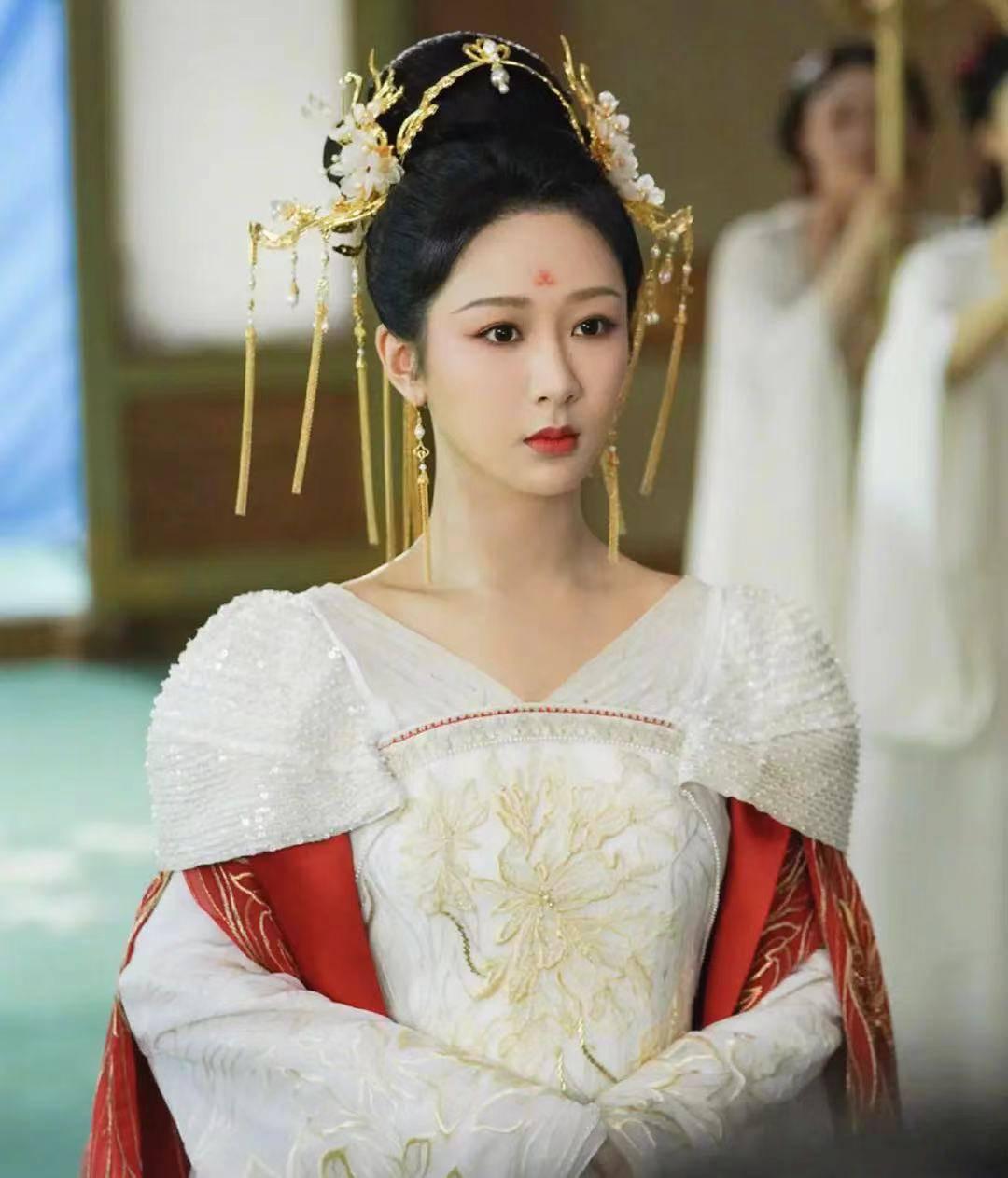 杨紫:小夭年度人气角色夺冠 杨紫主演的古装剧几乎每部都大爆,从《香