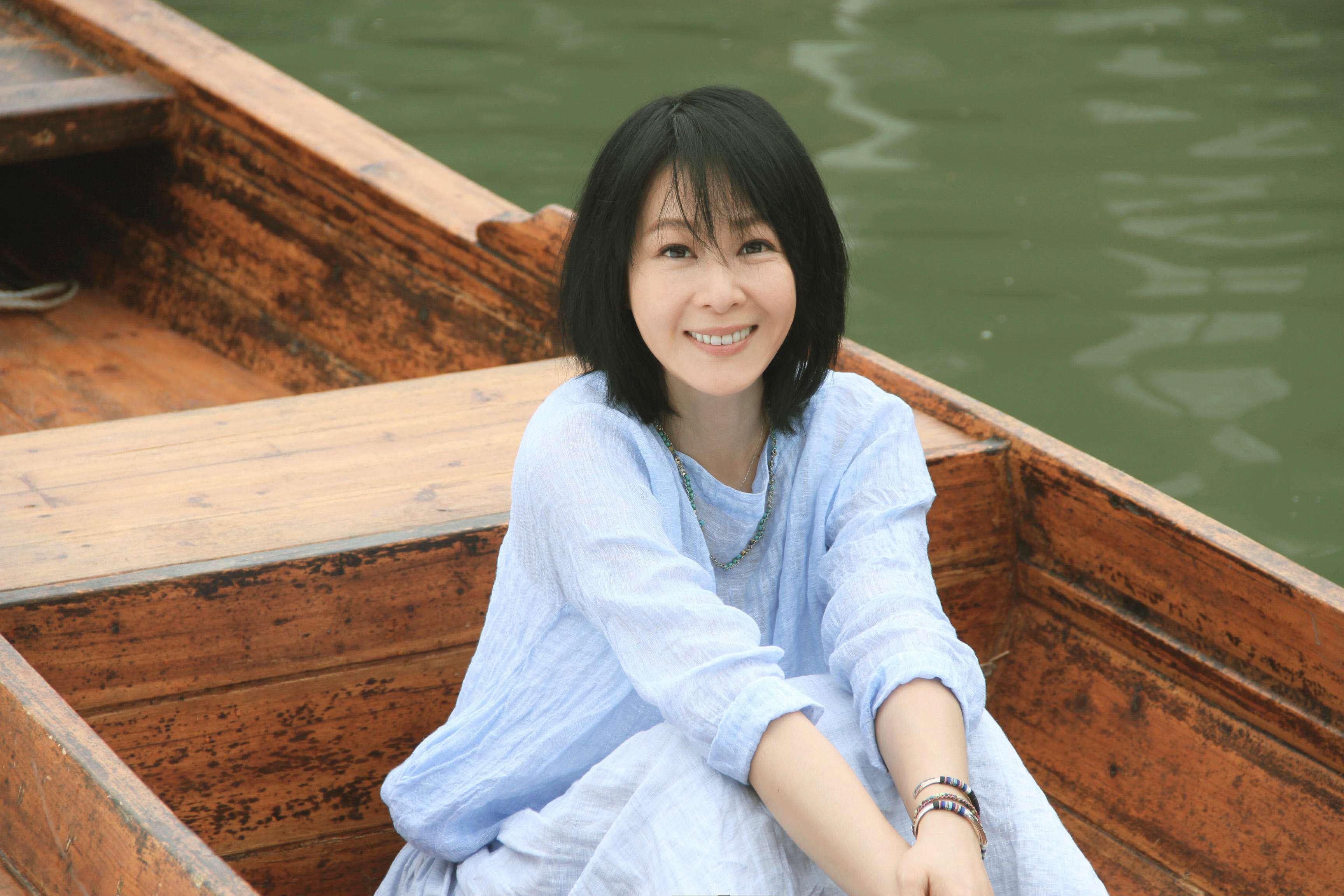 刘若英素颜逛菜场引热议 刘若英在社交平台上分享了一张在菜市场的