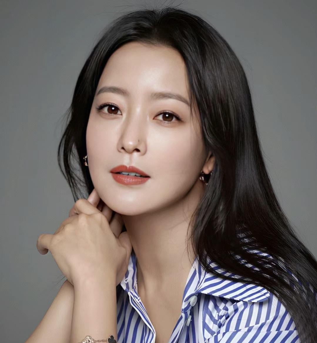 金喜善:从韩流巅峰到家庭主妇,颜值与演技并存的女星传奇 金喜善,这位