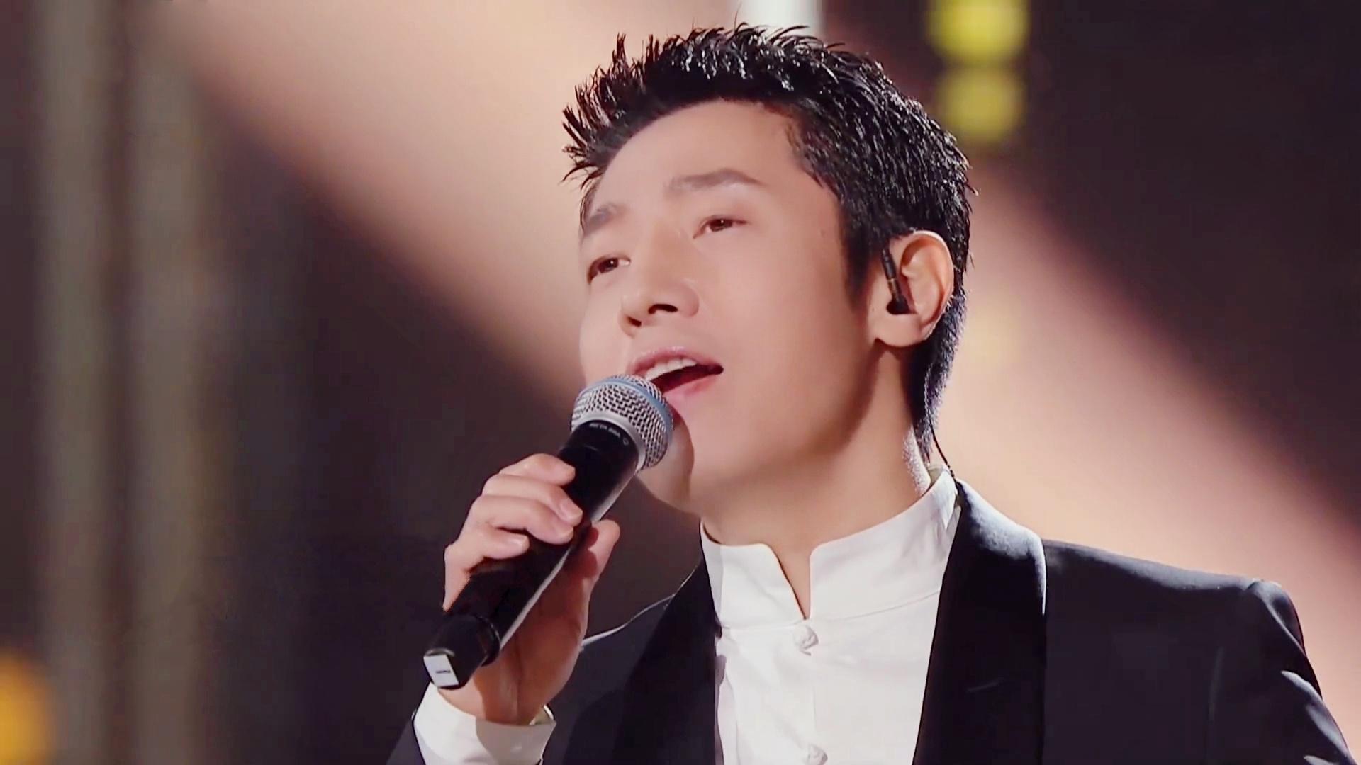 撒贝宁素颜曝光:白发显真实年龄,事业家庭双丰收 早前,央视知名主持人