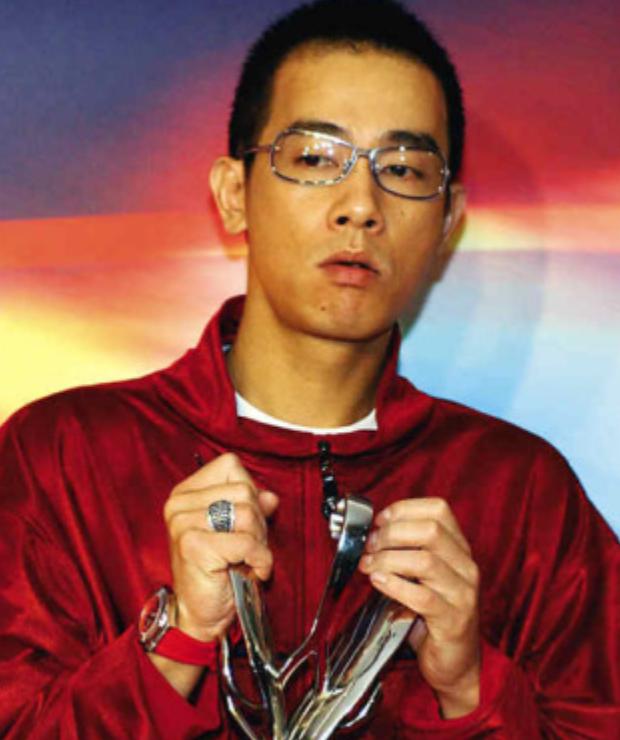 陈小春弟弟被卖原因 陈小春小时候家境贫寒,为了生计,他们一家人只能