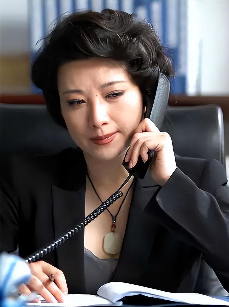 王静:女演员的另一条道路——坚守品质,引领娱乐新风尚 王静,这位出道
