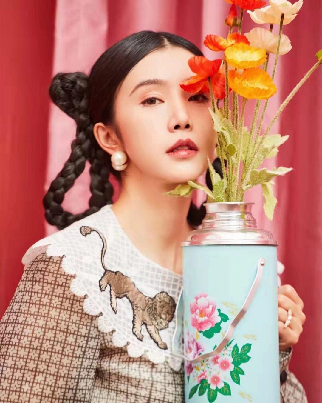 曹璐:舞台之光 曹璐,一位无需赘述实力的艺人,在《乘风破浪的姐姐》中