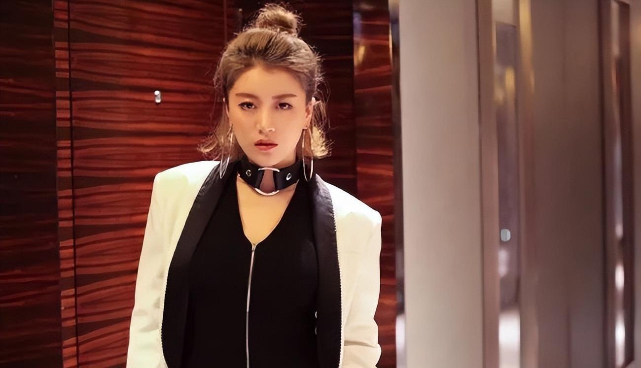 李嘉格的爱情与事业双重逆袭 在《中国好声音》的舞台上,李嘉格虽未