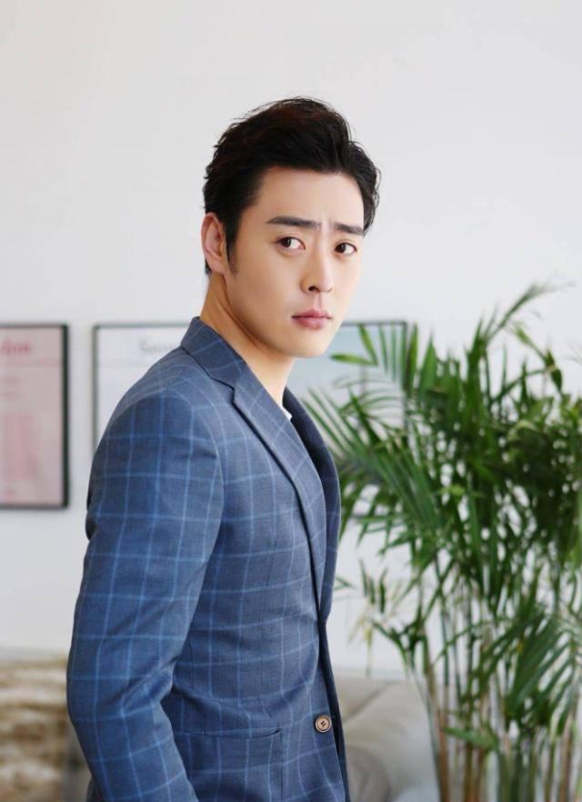 首位80后影帝张桐的坎坷人生 张桐,80后演员,曾因拍戏被炸双目失明,得