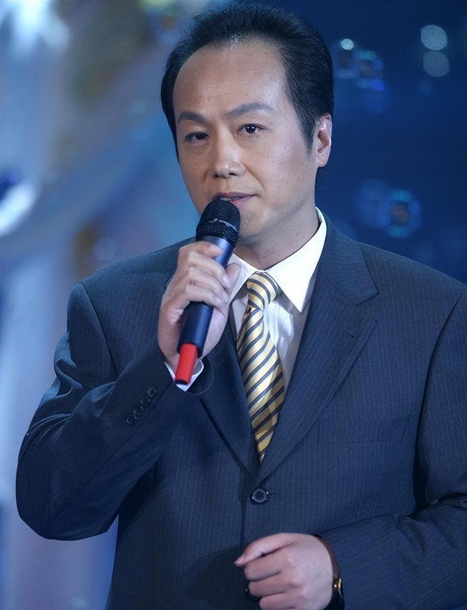 作为央视《新闻联播》的首位女主持人,邢质斌以其卓越的业务能力和35
