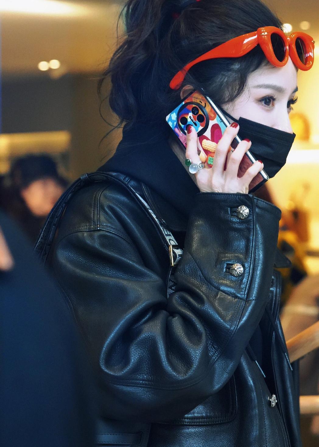 杨幂巴黎时装周造型曝光 杨幂参加巴黎时装周的照片引发了网络上的