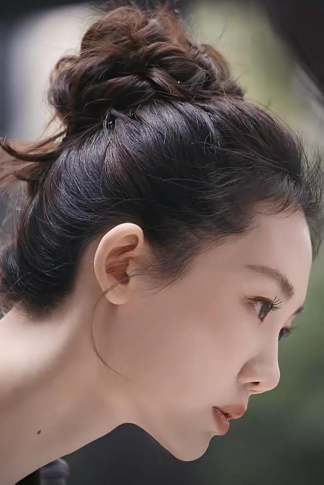 郑恺老婆挑战空中瑜伽 苗苗在个人社交媒体上分享了一段挑战高难度