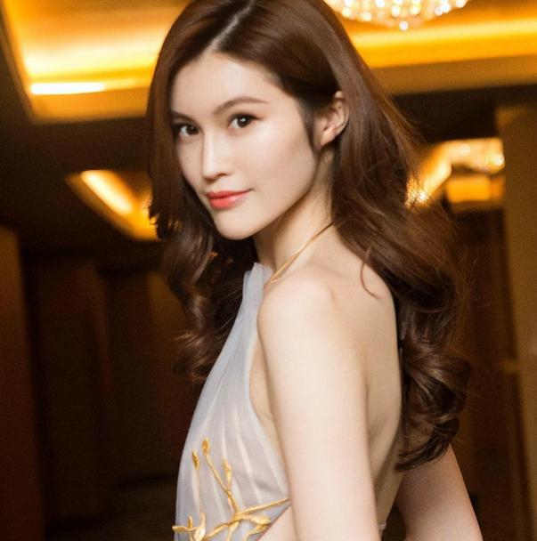 从礼仪小姐到国际超模:何穗的华丽转身与市场洞察 何穗,一个名字在