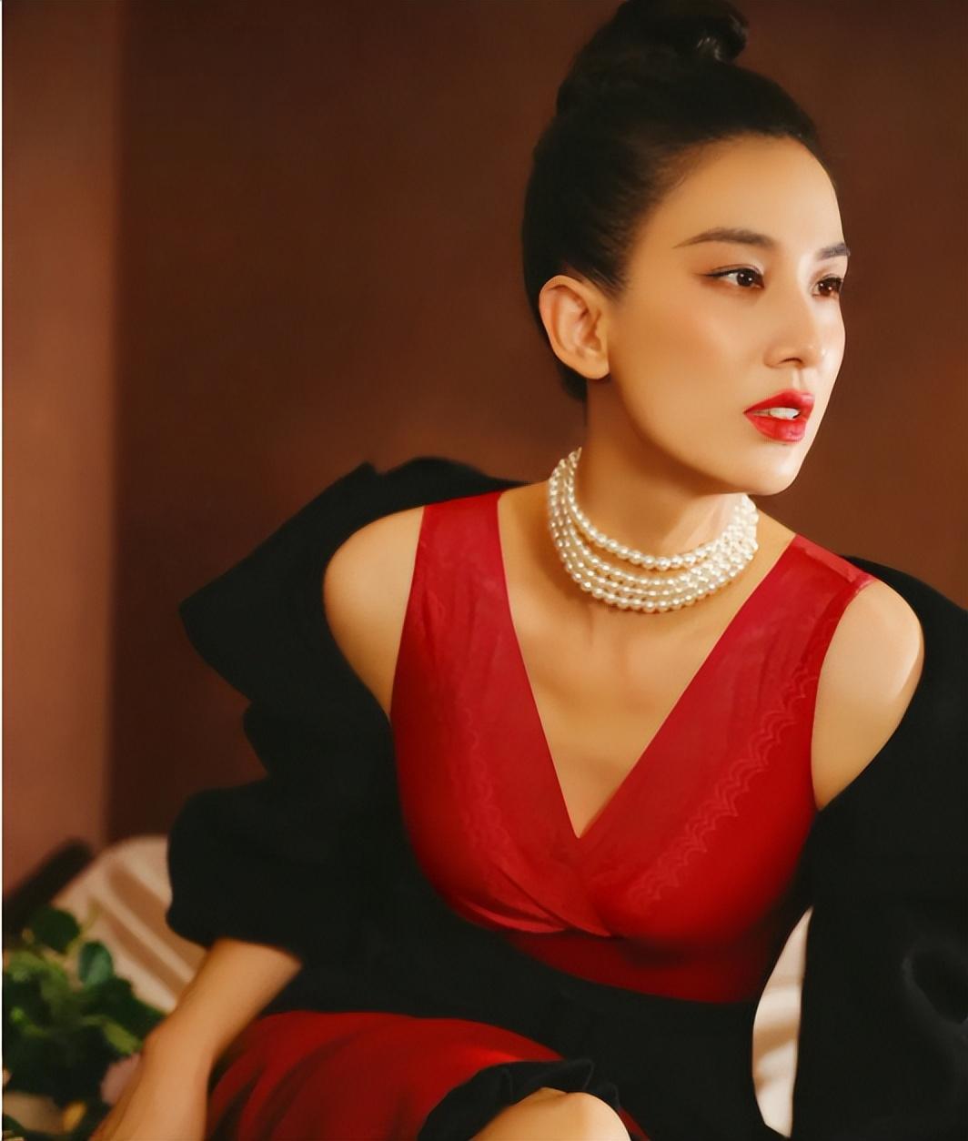 尽显家庭温情与希望 黄圣依为儿子安迪筹备的生日派对,精心布置的鲜花