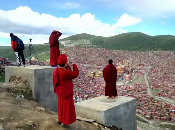 在四川甘孜藏族自治州白玉县,藏着一个神秘的女儿国——亚青寺