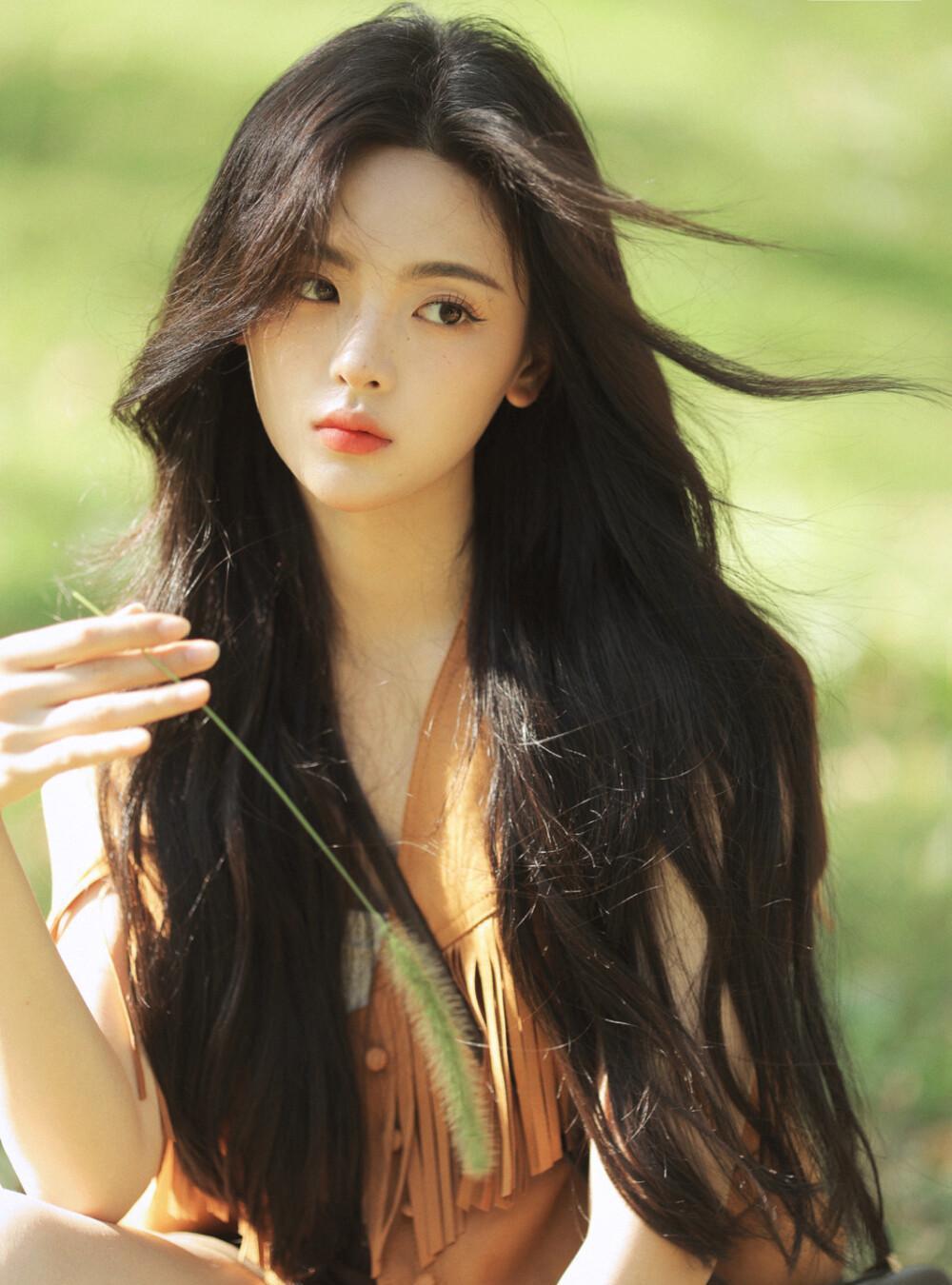 杨超越巴黎时装周惊艳亮相:神颜背后的建模脸与时尚魅力 近期,国内