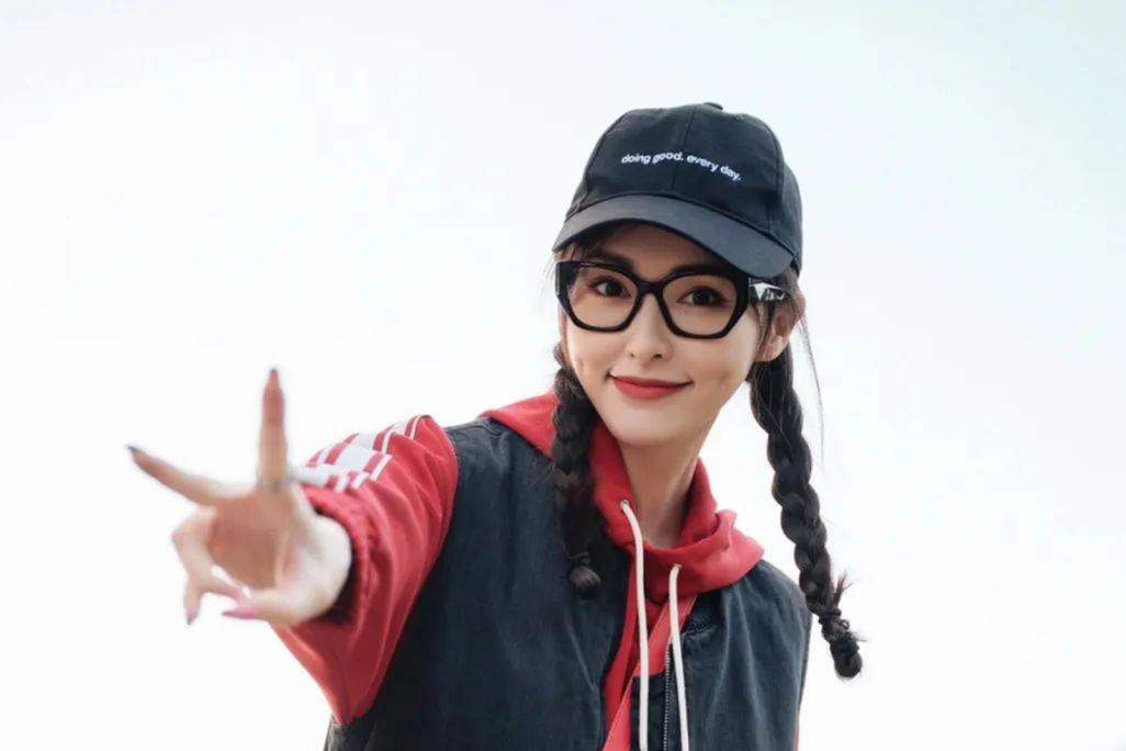 唐嫣,谭松韵的春季穿搭 唐嫣和谭松韵的日常休闲风格,将简约单品搭配