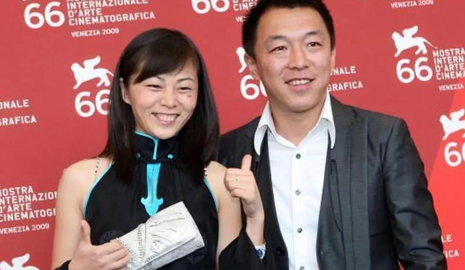 黄渤婚姻观:责任与承诺 黄渤与妻子小欧的婚姻观念独树一帜,他将婚姻