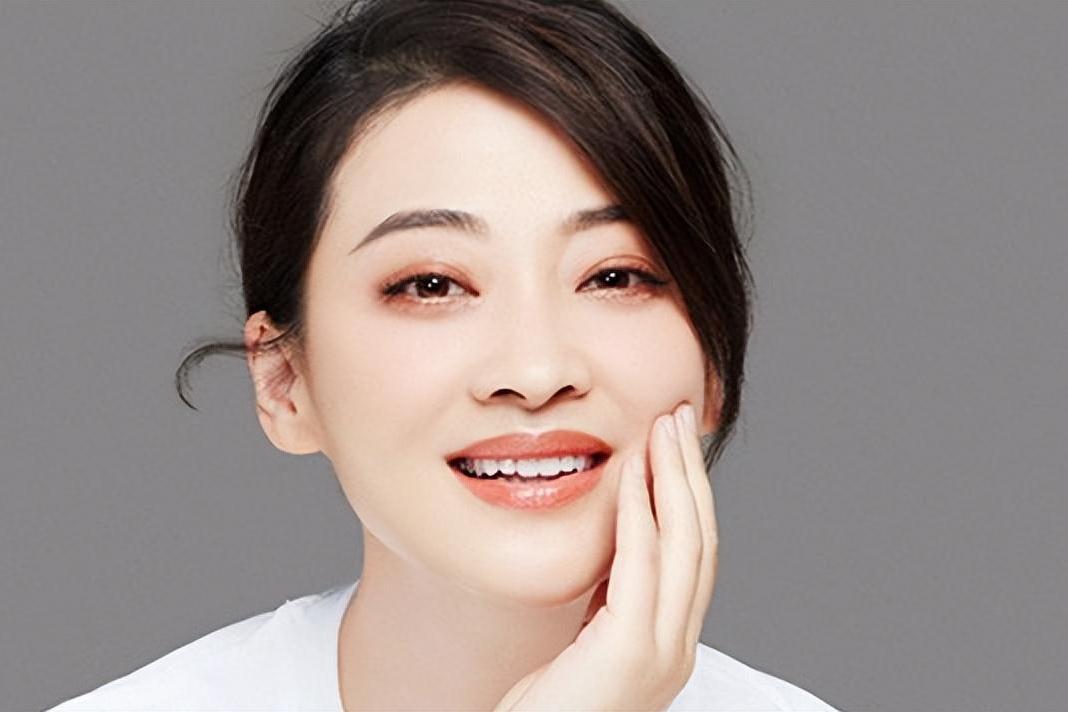 梅婷:演技自然,爱情坎坷 梅婷,气质脱俗,演技自然,低调从不张扬,优雅