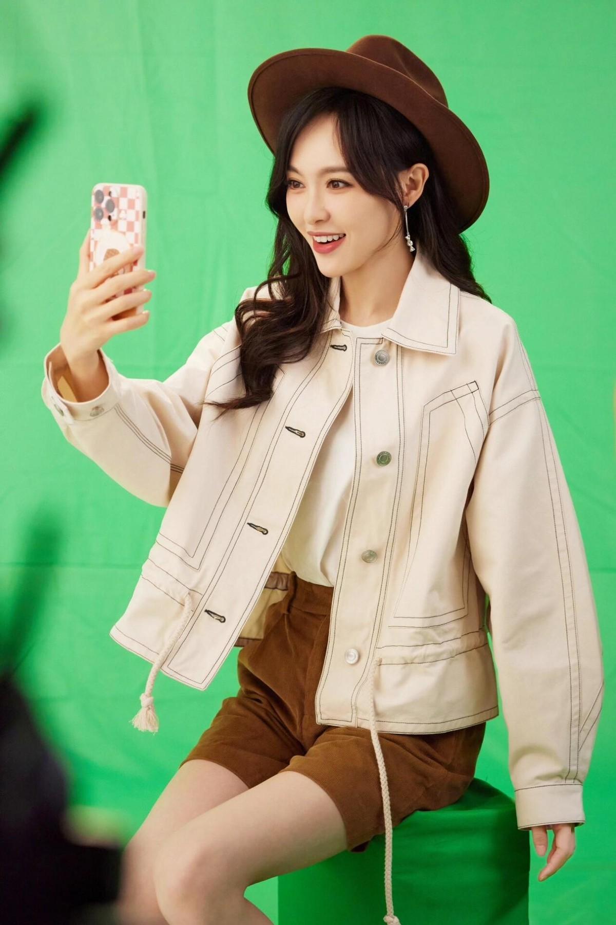 唐嫣穿搭解析:短外套 白t恤 牛仔帽,时尚新风向引领者 唐嫣,这位备受