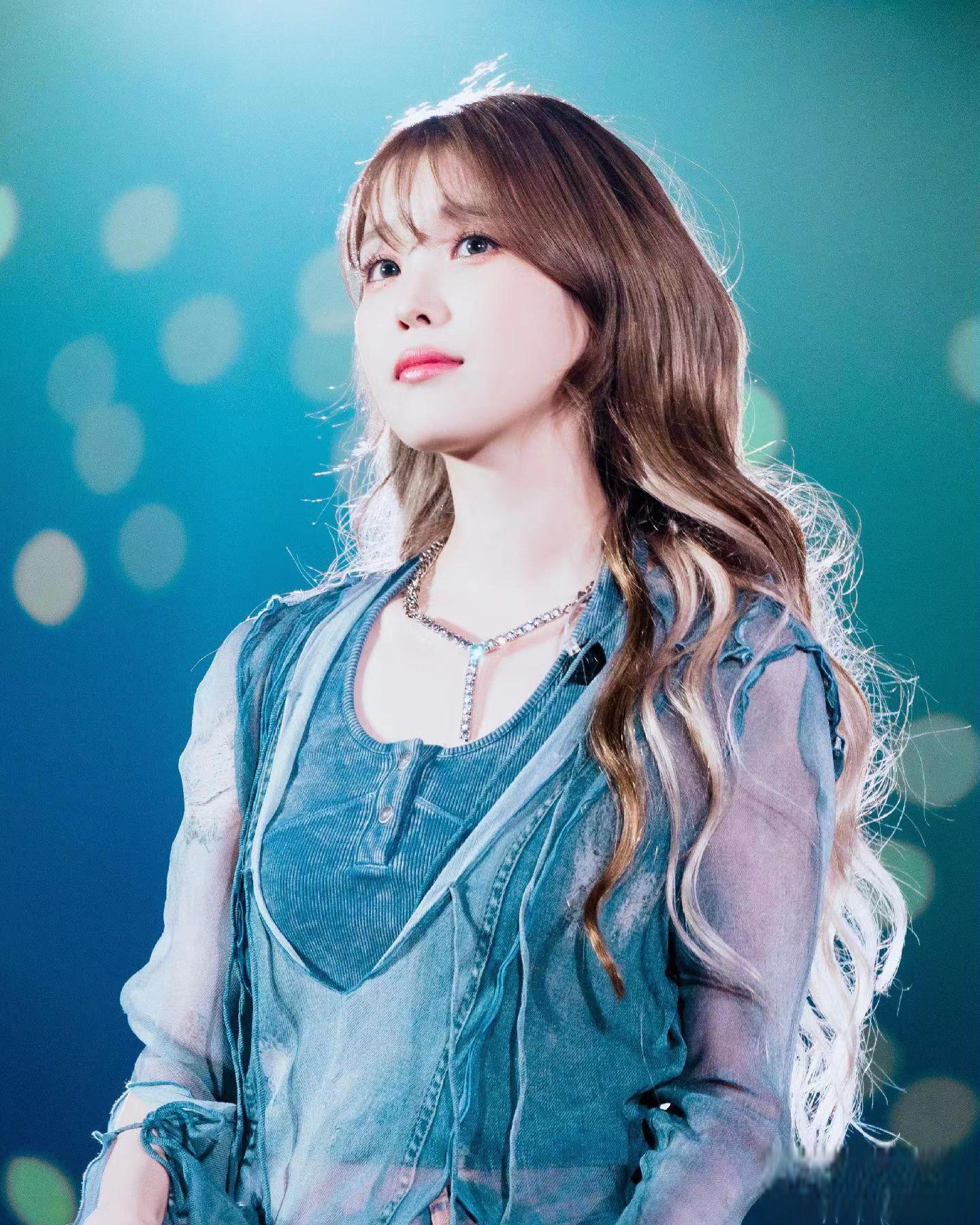 音乐与演技的璀璨之星,多变魅力引领潮流 iu,这位来自韩国的全能艺人