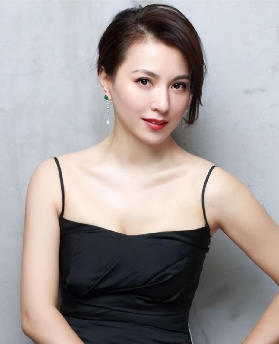 梦桐:婚姻稳定19年,商业与家庭双赢的人生策略 梦桐,原名刘静,1976年