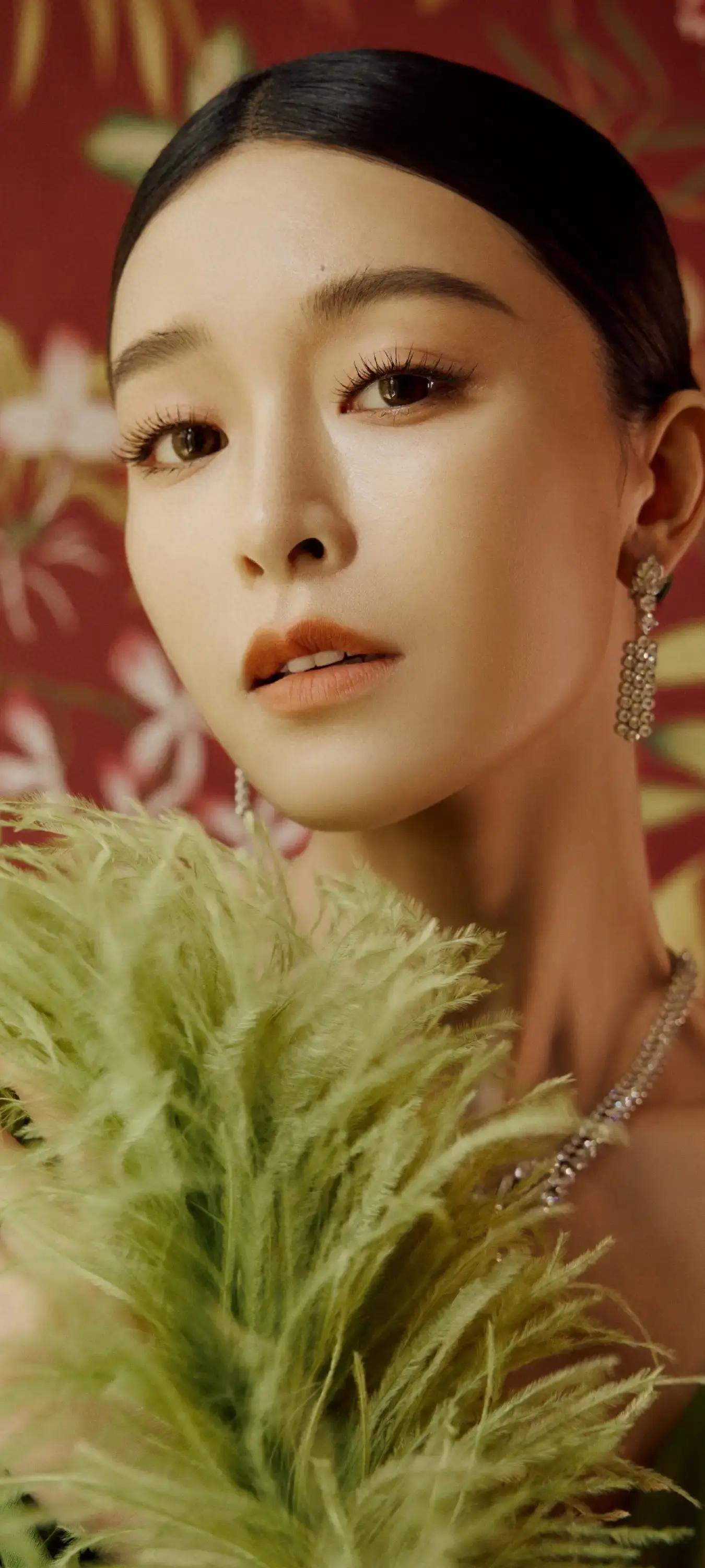 备受瞩目的女演员文咏珊,她的美丽与魅力,仿佛一道亮丽的风景线,在