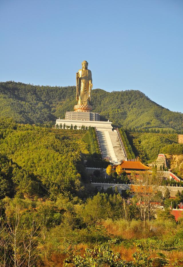 置身于平顶山市鲁山县的中原大佛风景区,仿佛进入了一个人间仙境