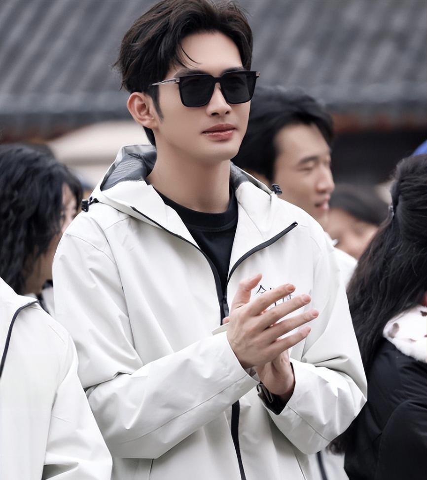 毛晓彤事业腾飞,新剧开机搭档张彬彬 毛晓彤凭借《三十而已》赢得了不