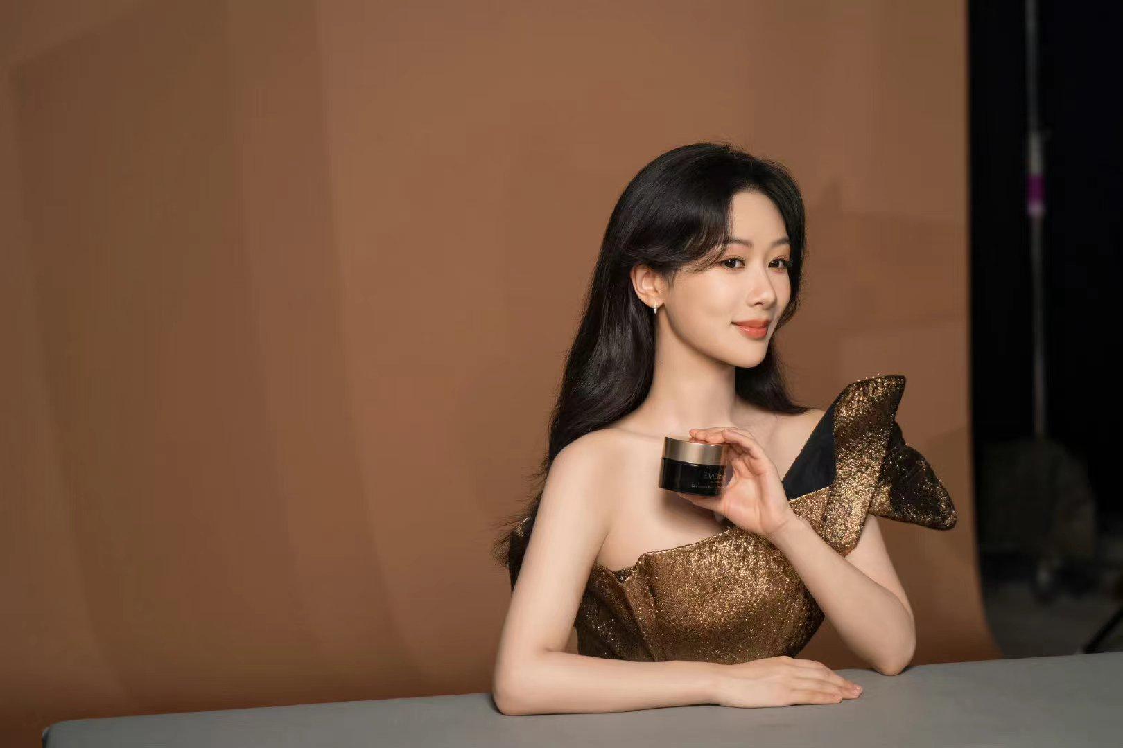 杨紫黑粉造谣反被打脸,品牌方升级代言,实力证明一切 杨紫在2023年的