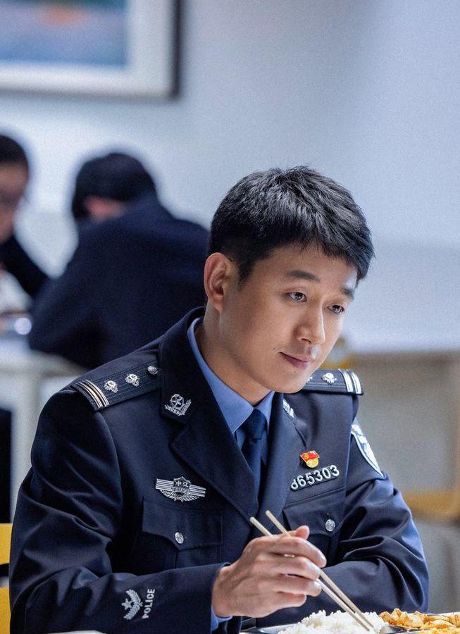 公诉》:何陆源身份曝光 何陆源是江城市公安局的刑警队长,其职务级别