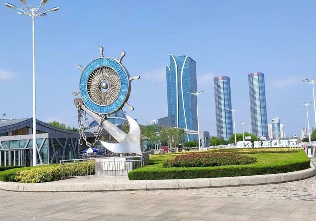 日照,这座位于山东半岛的海滨城市,曾经因经济发展停滞而被人们所