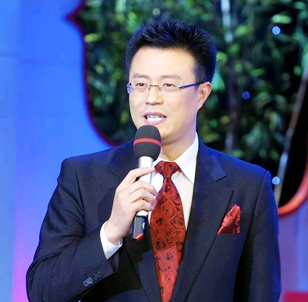 周炜:从相声舞台到多元身份的跨界传奇,与妻子高明婷共筑幸福家庭