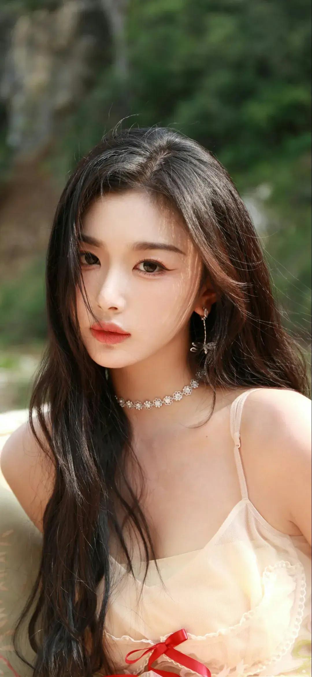 在本期的美女系列壁纸中,我们为大家带来了多张孔雪儿的精美照片,每一