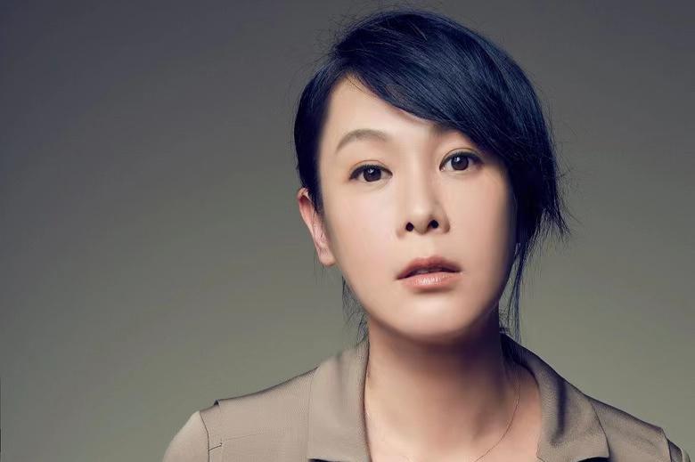 刘若英素颜照曝光,网友惊叹:时间停滞!