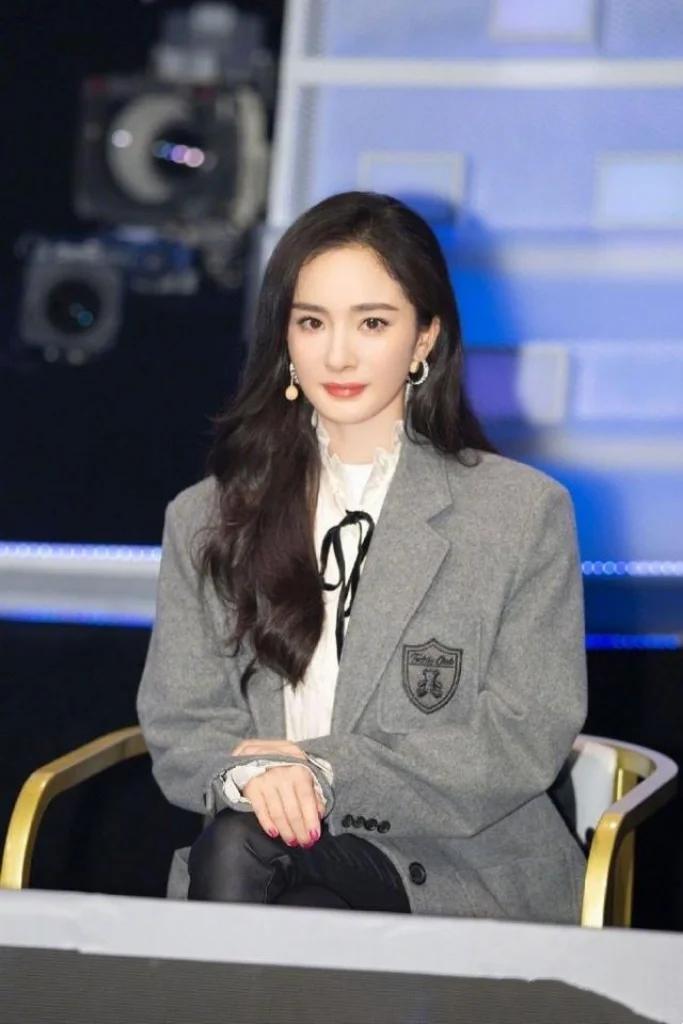 杨幂18岁孤注一掷报考北电 杨幂毕业于北京电影学院,她只报考了北京