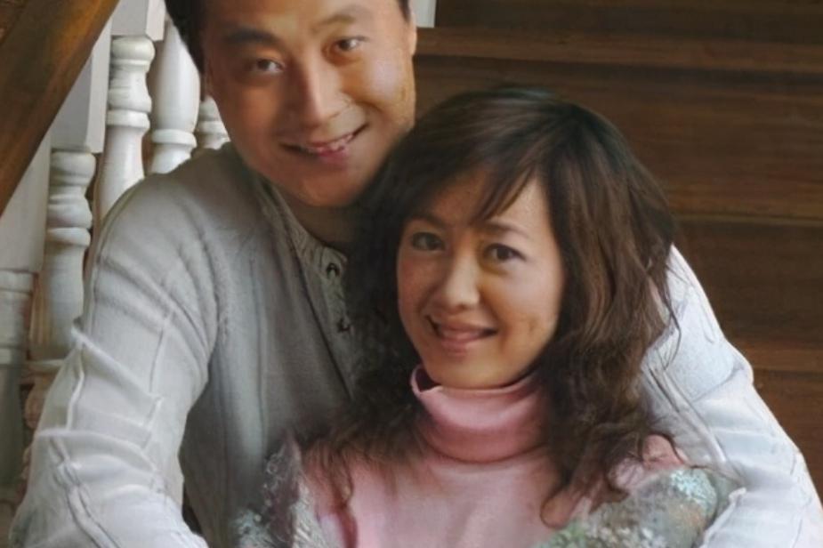 任程伟和黄蕾是同班同学,两个人在图书馆相遇,紧张得不行,忽然同时说