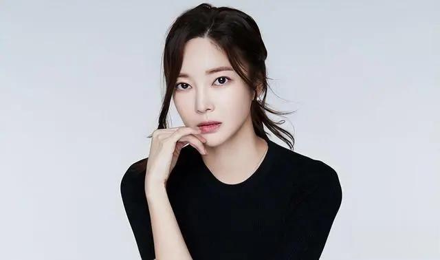 金允智是一位具有韩国特色的solo型歌手,她的家庭搬到了美国的洛身抖