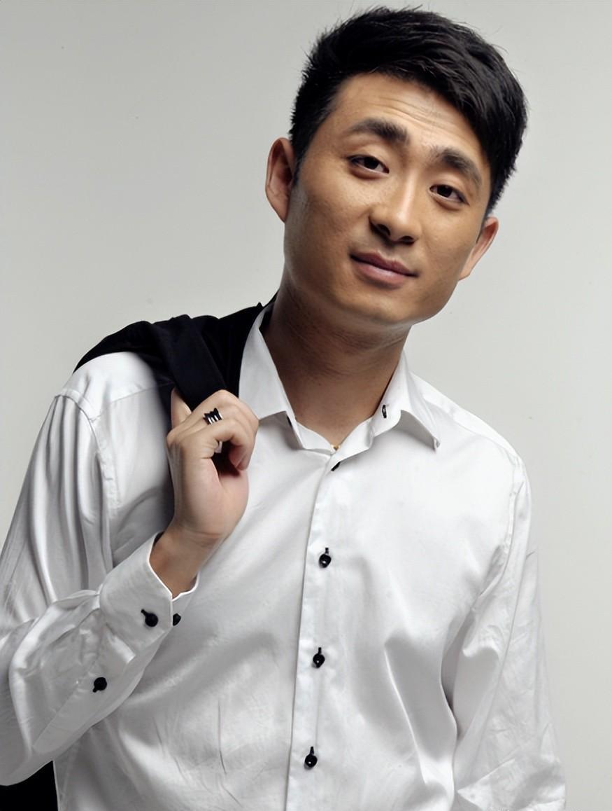 郭晓小揭秘与郭德纲的师兄弟关系:从相声舞台到影视新星的转变 郭晓小