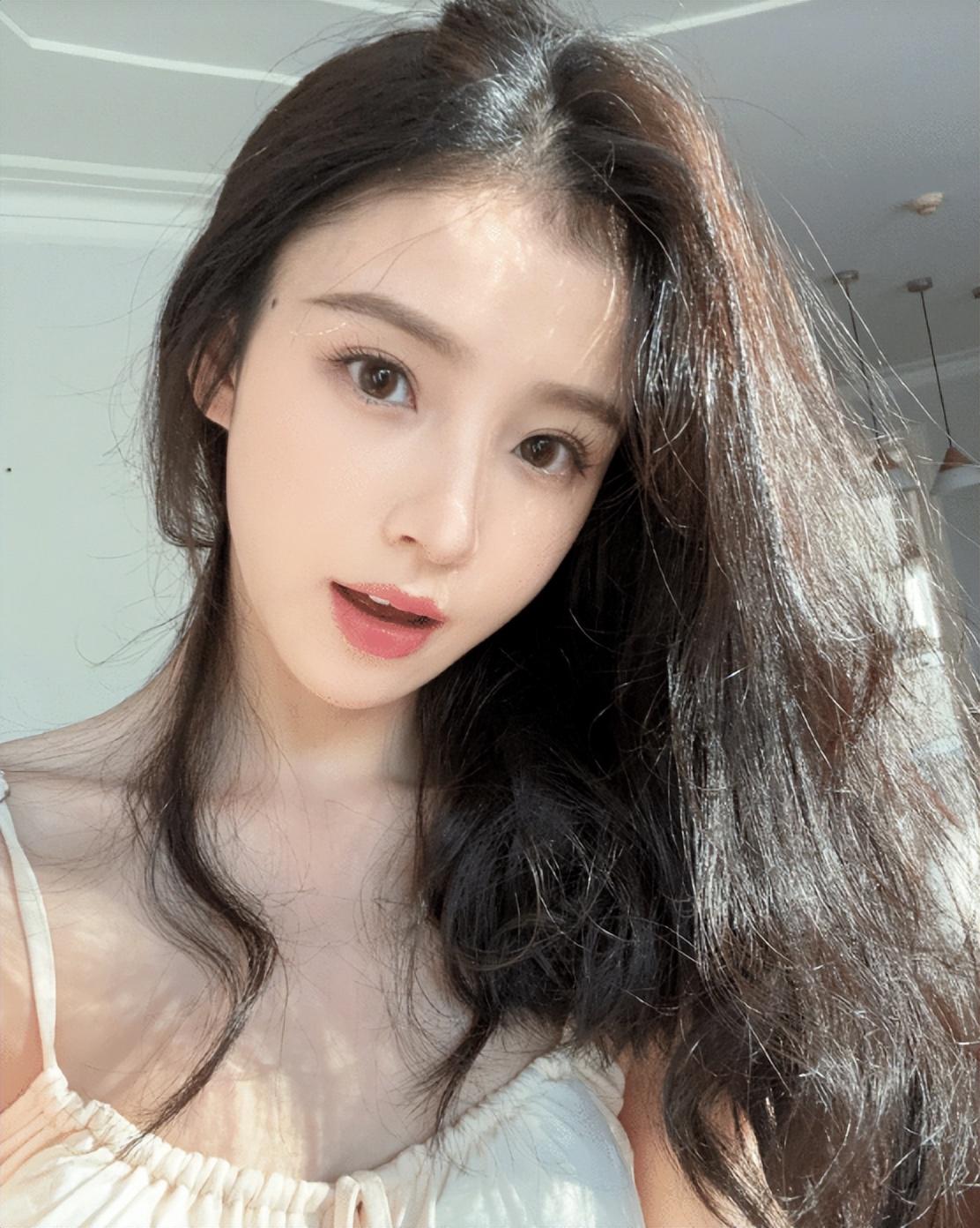 周二珂:上海相亲角难觅对象 斗鱼直播间里的气氛异常