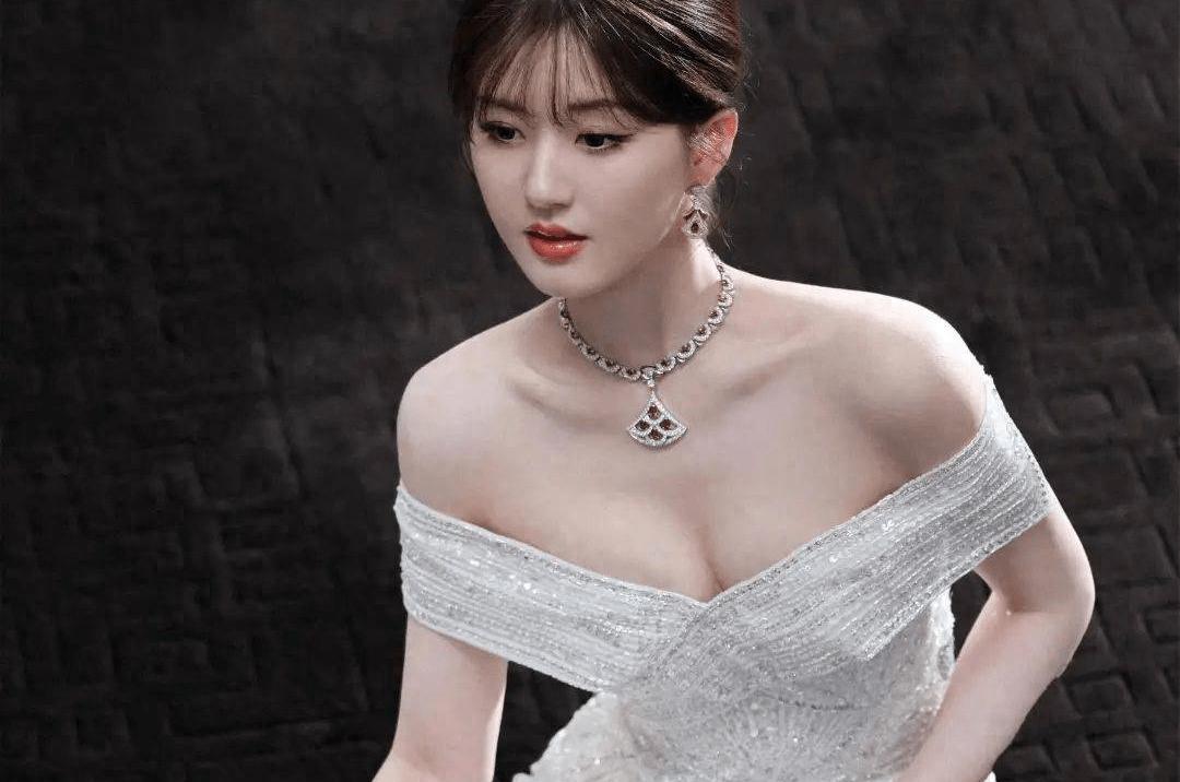 赵露思:全能女神的魅力密码,影视,时尚,公益多维度的成功解析 赵露思