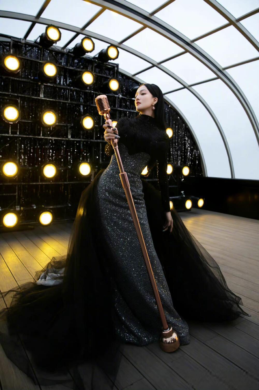 张韶涵演唱会造型盘点 张韶涵在演唱会上以旗袍亮相,展现完美身材