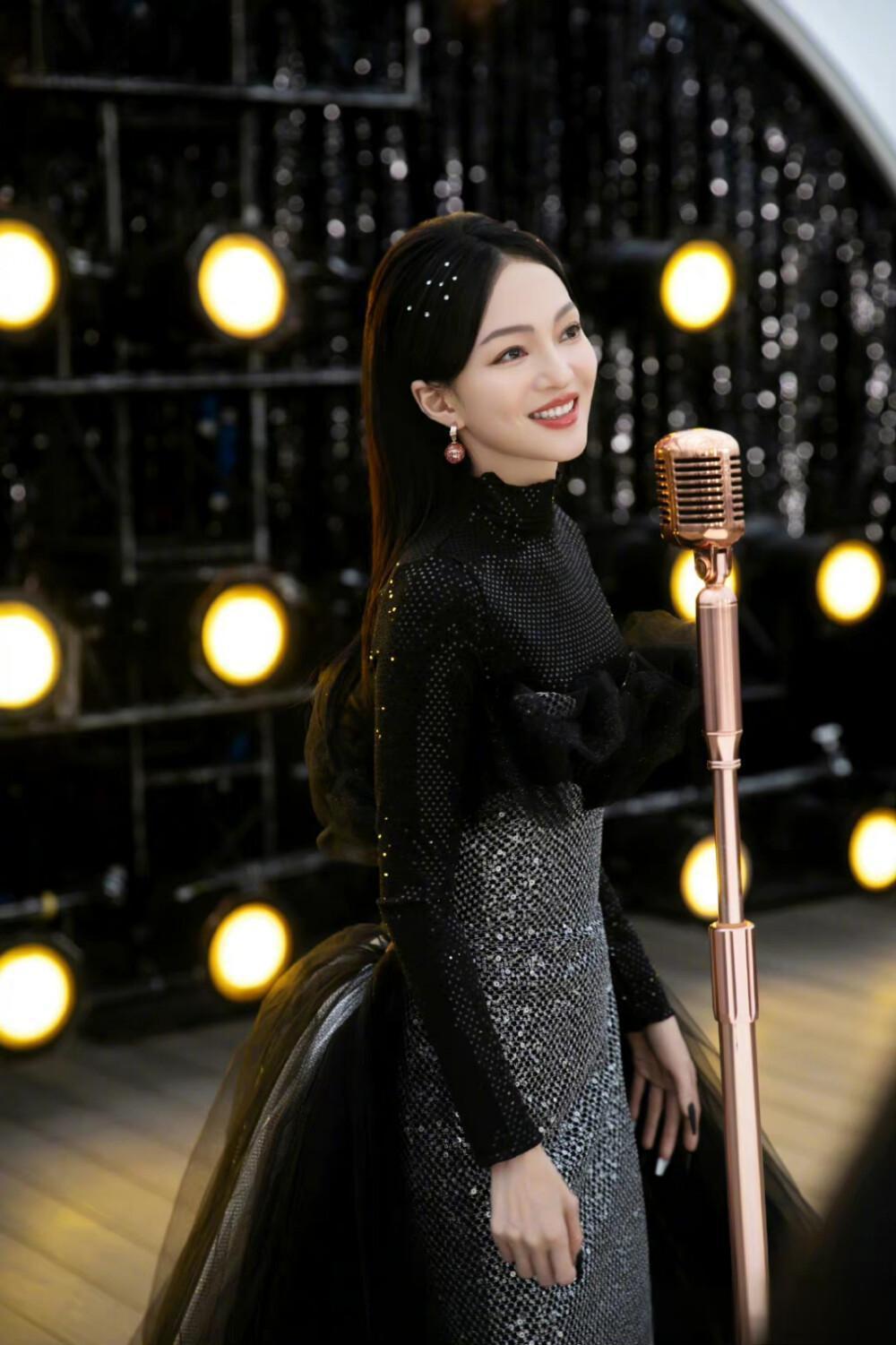 张韶涵旗袍造型惊艳全场,百变天后展现完美身材!