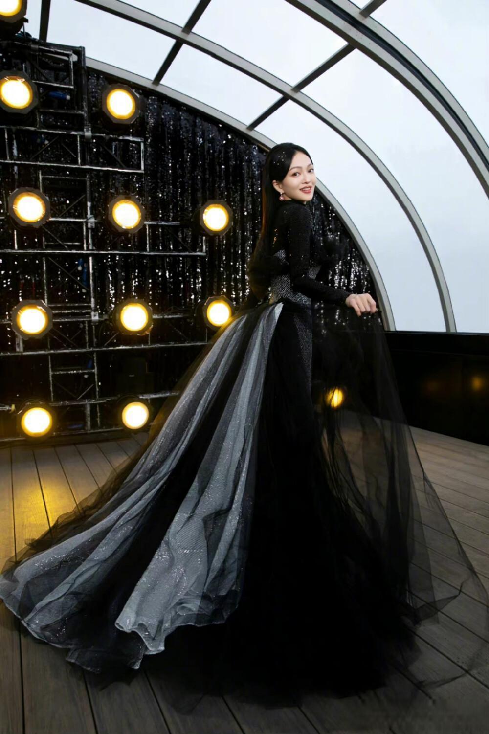 张韶涵旗袍造型惊艳全场:娱乐市场的新风尚与商业价值 张韶涵近日活动