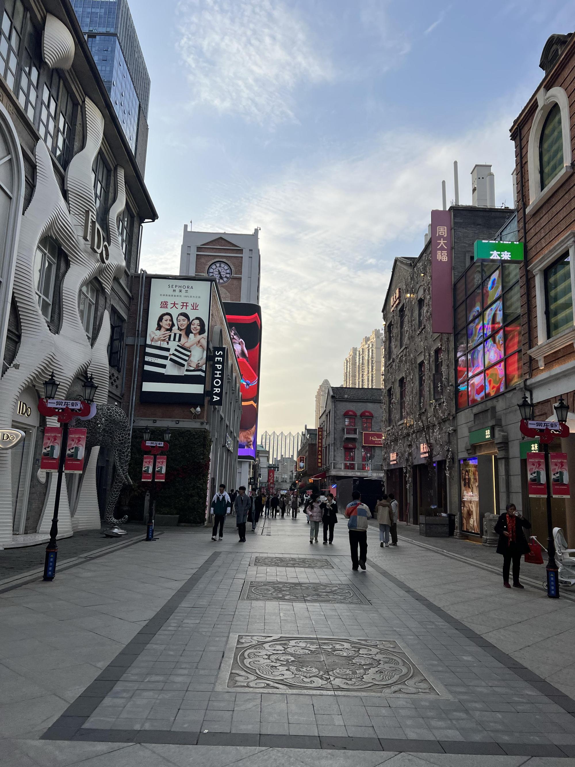 夕阳下的楚河汉街,韵味无穷 武汉的楚河汉街是一片文旅胜地,也是万达