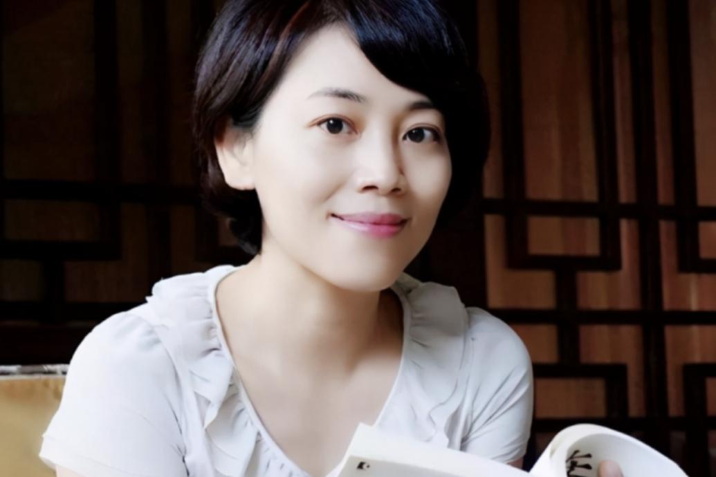 裘正义妻子劳春燕:恩爱不减 劳春燕是央视《焦点访谈》节目的主持人